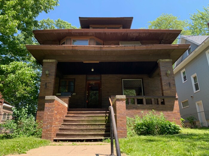 Primary Photo - Large Brick Home in Peoria