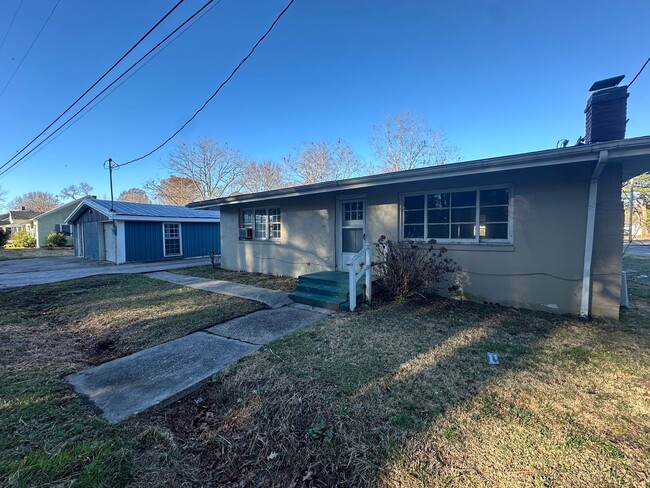 Building Photo - Affordable 2 Bedroom Home with Garage & Extra Space