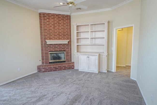 Building Photo - Beautiful West Side Home