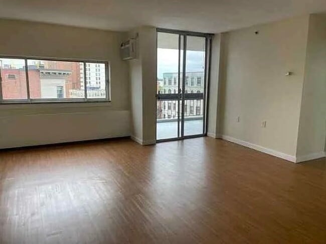 Foto del edificio - 872 Massachusetts Ave