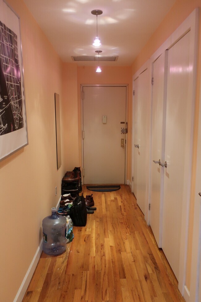 Foto del edificio - 62-10 Woodside Ave