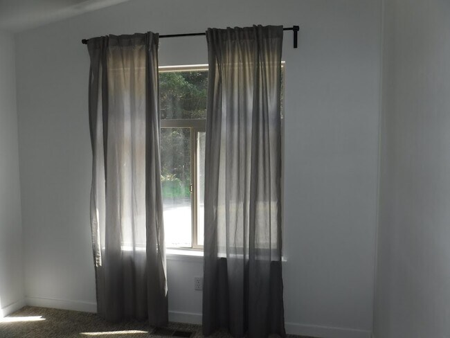 dormitorio mucha luz natural - 5246 Northridge Road