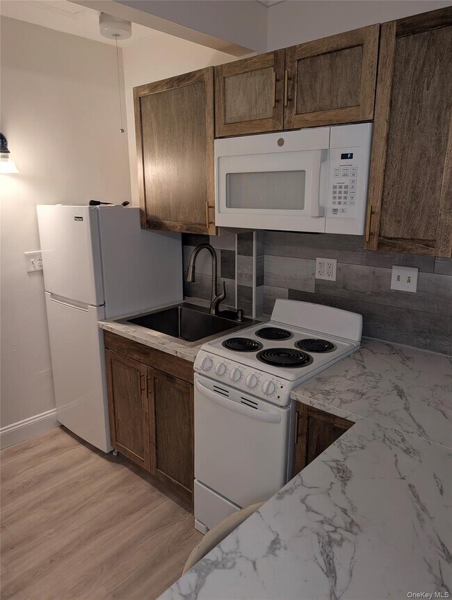 Foto del edificio - 1751 US-6