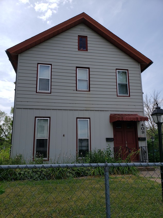 Primary Photo - 904 E 14th St