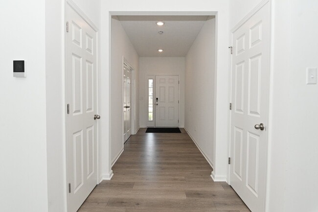 Building Photo - "Spacious 5-Bedroom Retreat with Luxurious Quartz Countertops & Fireplace on Deerberg Drive!"