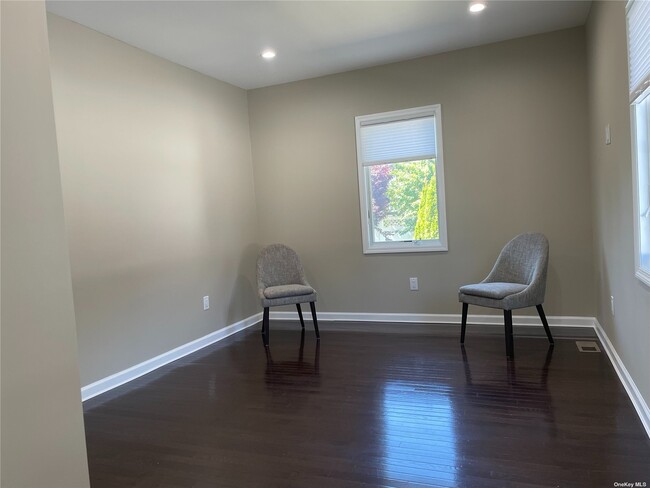 Building Photo - 128 Linden St
