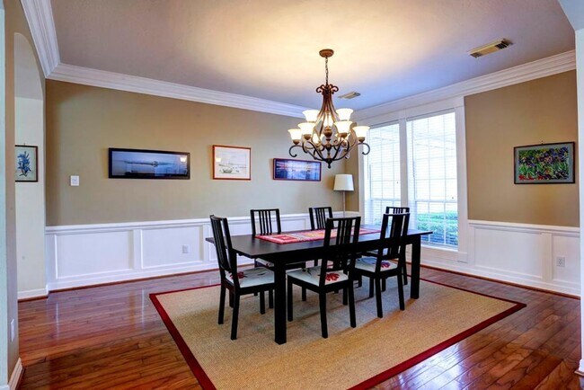 Foto del edificio - Spacious 5-Bedroom Lakeview Home with Pool...