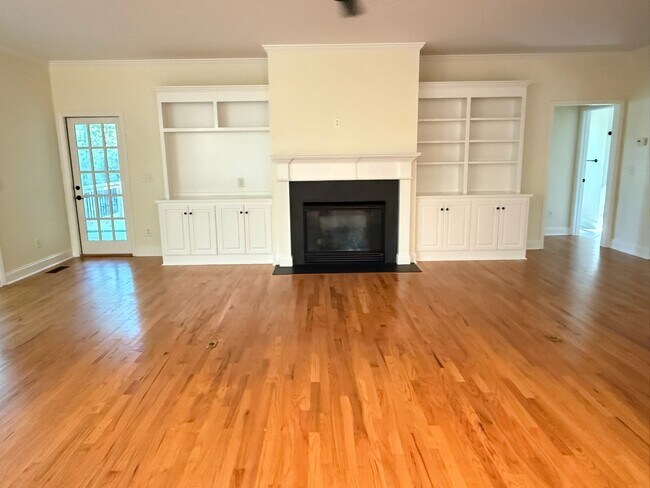 Building Photo - 1412 Hillcrest Dr
