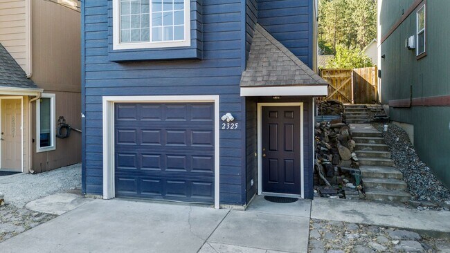 Building Photo - Downtown / Peaceful Valley 2 Bed 2 Bath ho...