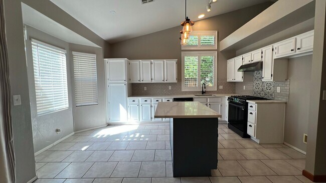 Building Photo - West Palmdale Home