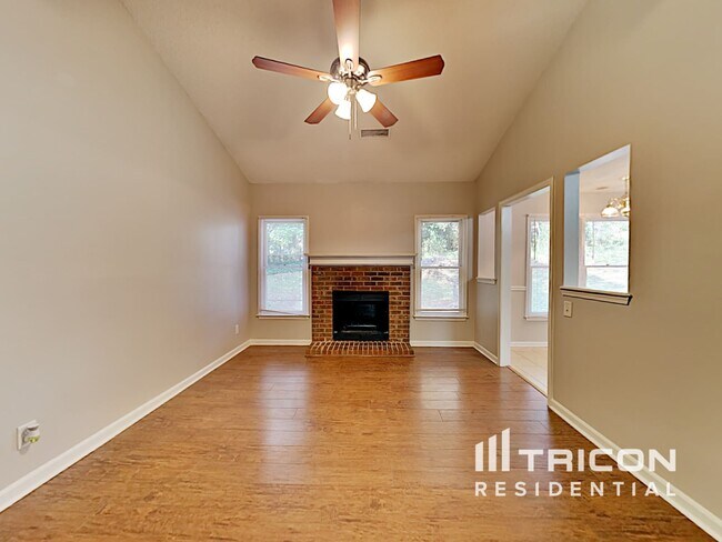 Foto del edificio - 1619 Highland Ct