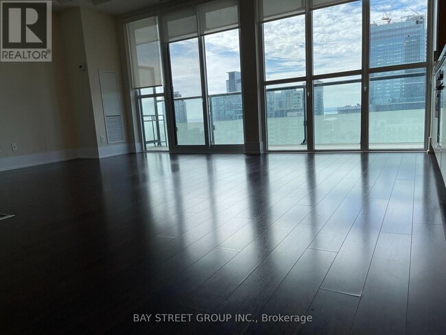 Photo du bâtiment - 300 Front St W