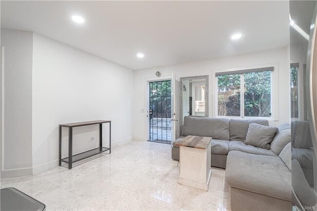 Building Photo - 376 Miraleste Dr