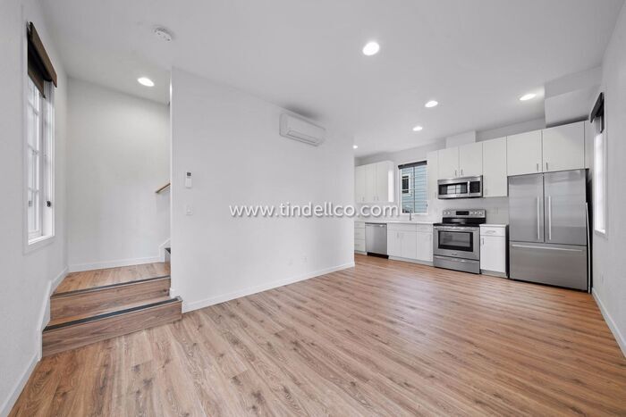Foto principal - Modern Three-Story Townhouse in Hosford-Ab...