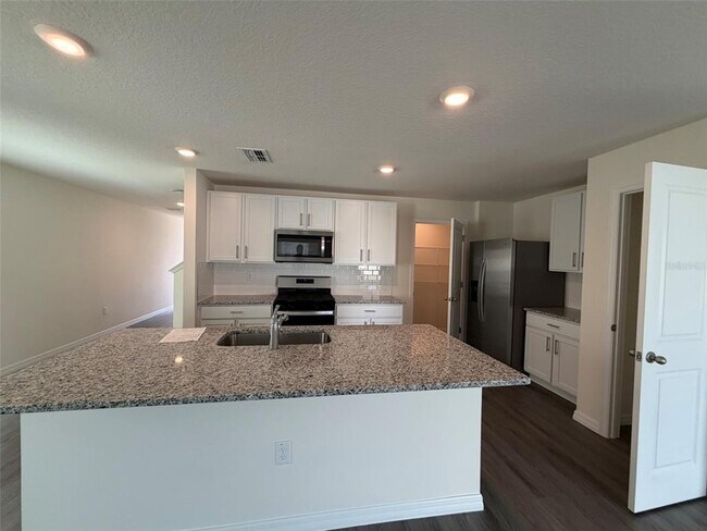 Building Photo - 35991 Sunflower Hl Dr