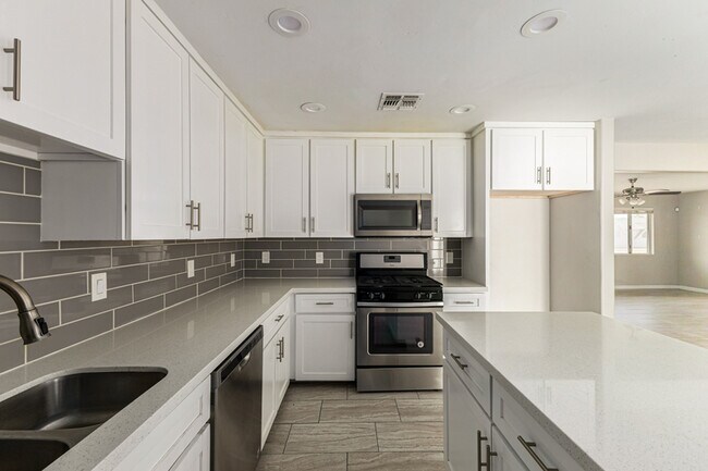 Foto del edificio - 1310 W Romo Jones St