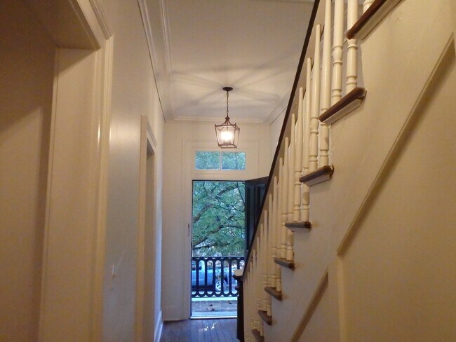 Building Photo - 433 Barnard St