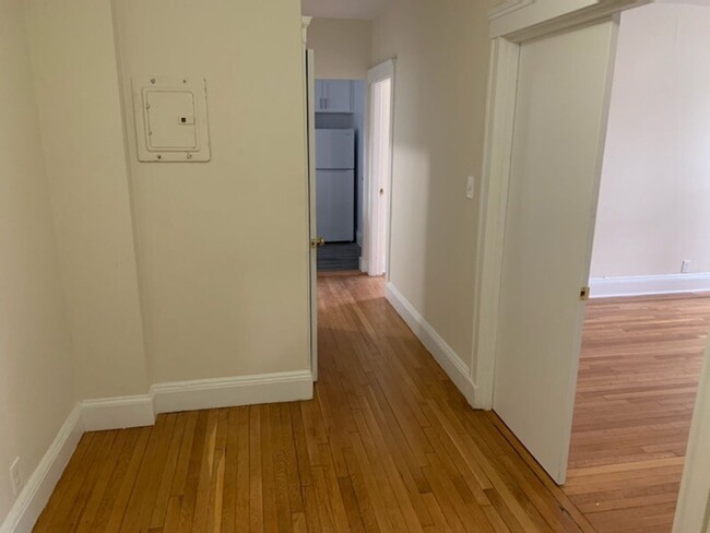 Building Photo - Avl NOW - NO FEE! Split-style 3BR apartmen...
