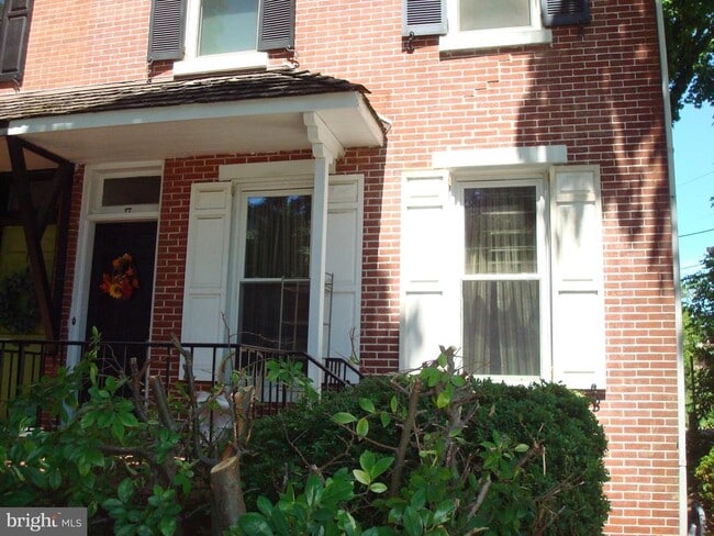 Building Photo - 17 Price St
