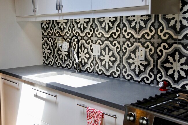 Kitchen detail - 515 N Noble St