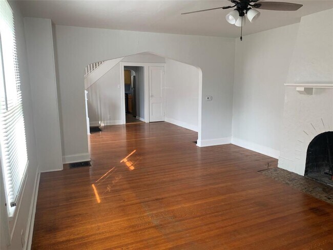Building Photo - 730 E 53rd St