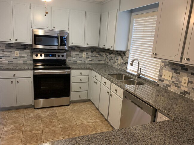 Foto del edificio - Lovely 3BR home in Raintree with fenced in...