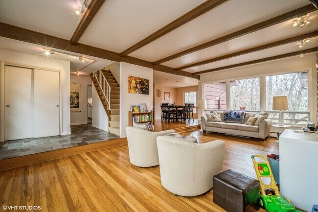 Foto del edificio - 1330 Woodland Ln