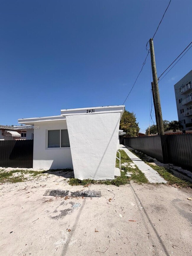 Foto del edificio - 2431 NW 23rd St