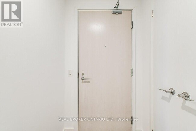 Photo du bâtiment - 115 Blue Jays Way