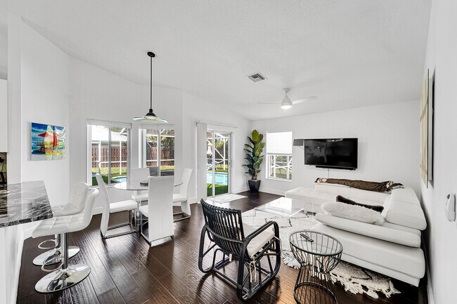 Building Photo - 945 Sunflower Ave