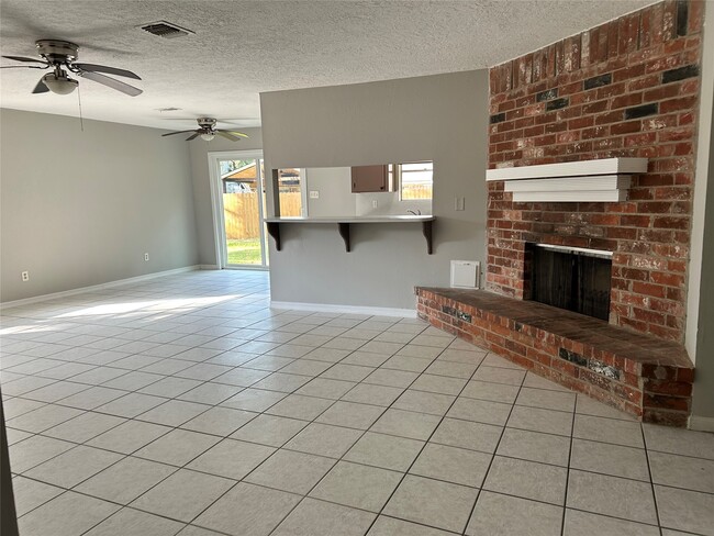 Building Photo - 607 La Riviera Cir