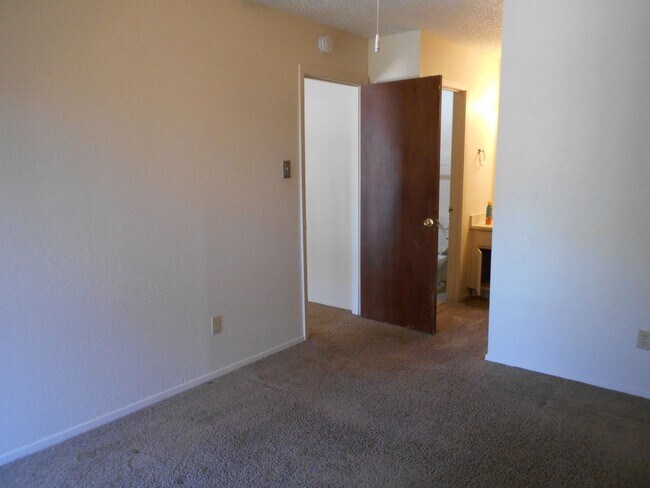 Foto del edificio - Yuhashi Properties1 (1606 Waterloo Trl)