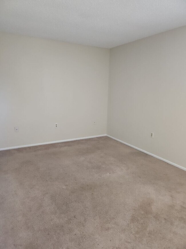 Foto del edificio - Cozy and Roomy! Nice corner lot home 2 Bedrooms 2 Baths with 1 car garage and huge backyard. Pets...