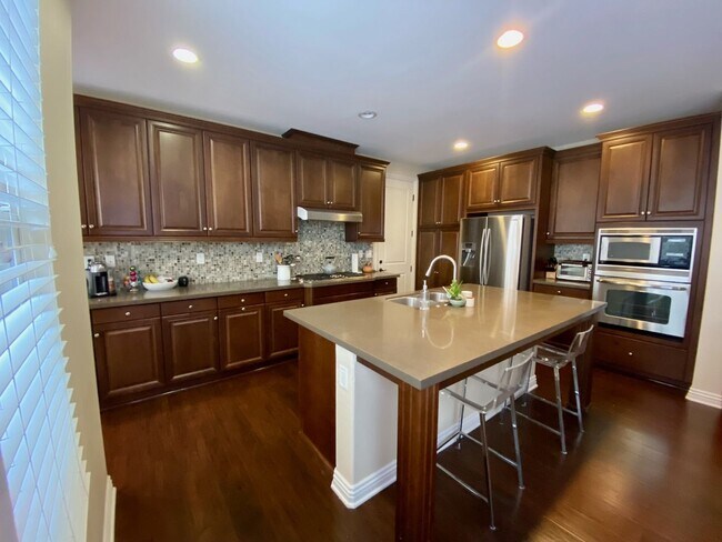 Foto del edificio - $6,100 - 4 Bed/3 Bath House located in the...