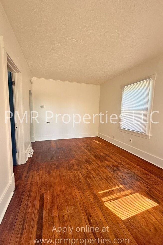 Building Photo - 2 Bedroom/ 1 Bathroom House
