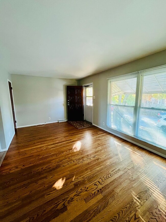 Building Photo - 2 Bed 1 Bath  updated home - St. Louis' "T...