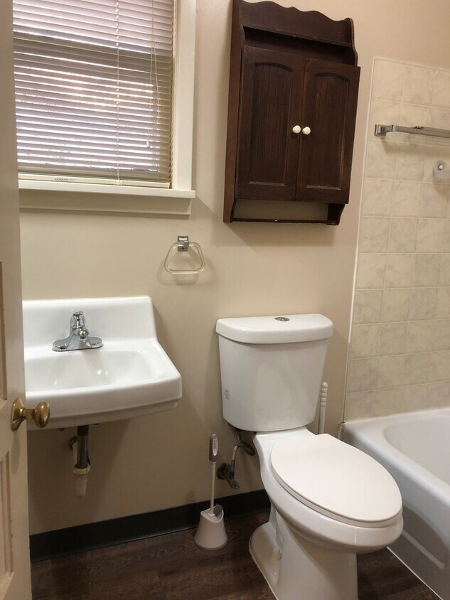 Foto principal - 2 bedroom, 1 bath house with attached gara...