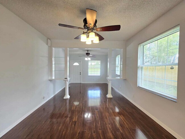 Building Photo - Charming 2-Bedroom Home with Bonus Room & ...