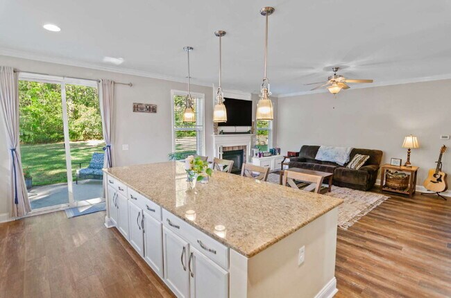 Foto del edificio - "Spacious 4-Bedroom Sanctuary with 3 Full Baths in Hampstead – Your Dream Home Awaits!"