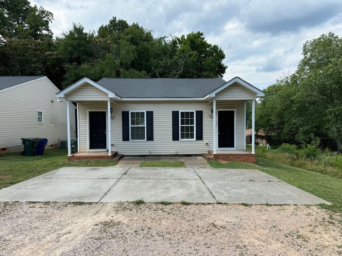 Primary Photo - Charming 1 Bed/1 Bath Duplex Near Downtown...