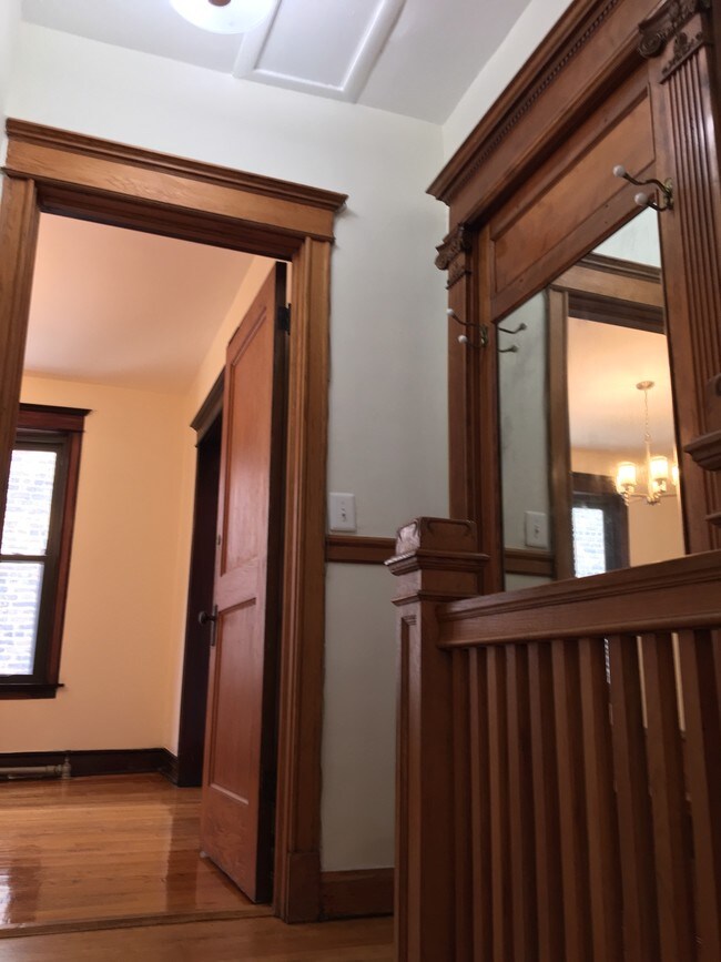 landing_entrance - 1337 W Newport Ave