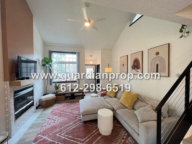 Building Photo - Modern Fully Updated End Unit Townhouse fo...