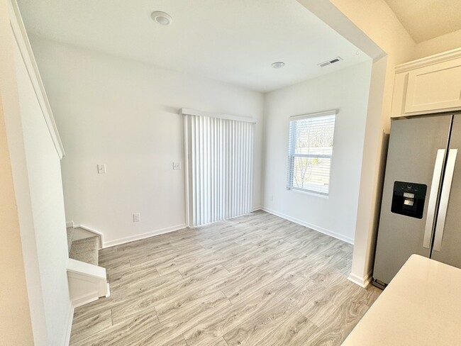 Building Photo - Two bedroom 2 1/2 bath townhome covered fr...