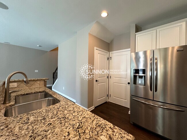 Building Photo - Updated 3 Bedroom Townhome in Bryant Park