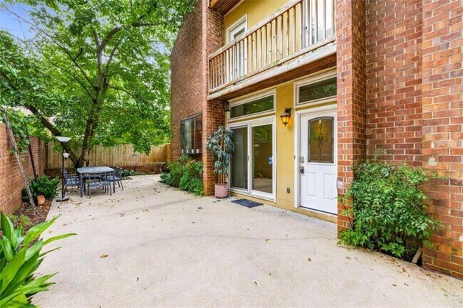 Foto del edificio - 654 Cleburne Terrace NE