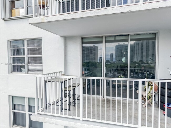 Foto del edificio - 2851 NE 183rd St