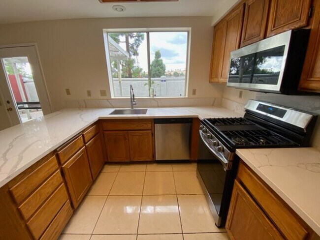Foto del edificio - Spacious 4 bed/3 Bath in Oceanside!