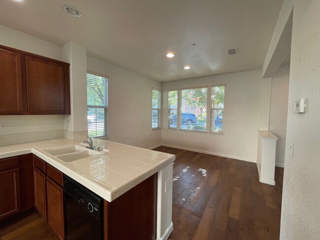 Foto del edificio - Two Story Home w/ Fridge Included, Attache...