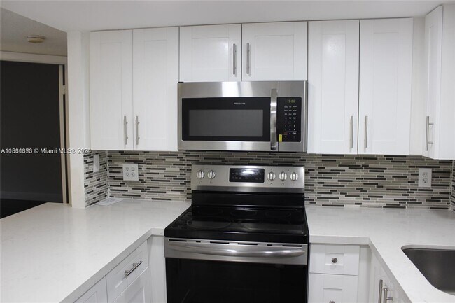 Foto del edificio - 8290 Lake Dr