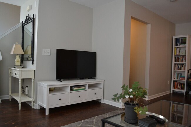 Building Photo - Charming 2BR Townhome in Charlotte